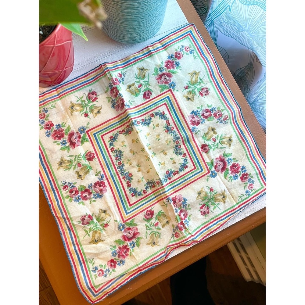 🍍2/$15 Vintage floral handkerchief - Picture 3 of 4